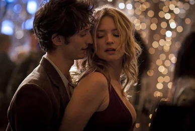 Virginie Efira 20 ans d’écart scène film romantique photo. Virginie Efira film 20 ans d’écart scène romantique avec acteur.