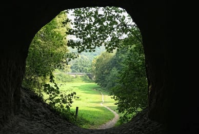 Besuch der Straßenbahnhöhlen im Brochltal in der Eifel