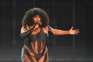 La chanteuse Yseult sur la scène des Victoires de la Musique, vêtue d'une combinaison audacieuse.