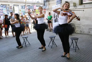 Performance musicale de rue pendant le Festival d’Avignon.