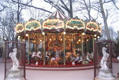Carrousel historique illuminé du parc de la Tête-d'Or. Ancien manège traditionnel pour enfants au parc de la Tête-d'Or.