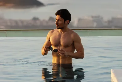 Pavel Dourov dans une piscine, torse nu, tenant des lunettes de soleil.