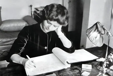 La giovane Elsa Morante al lavoro Elsa Morante giovane