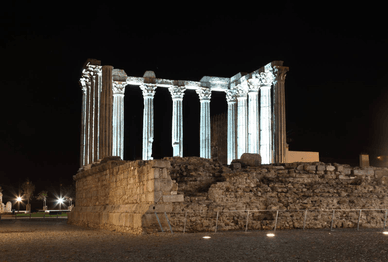 O Templo Romano à noite