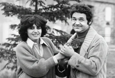Pierre Perret et sa vie privée. Pierre Perret avec une femme et un chat.