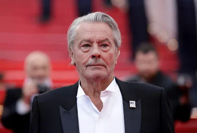 Alain Delon âgé sur le tapis rouge du Festival de Cannes.