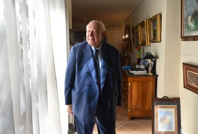 Jean-Claude Gaudin dans son intérieur marseillais, figure historique de la vie politique locale.