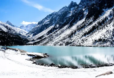Lac de Gaube en hiver recouvert de neige.