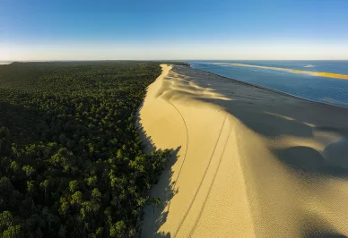 Vue aérienne impressionnante de la dune du Pilat entre océan et forêt landaise.