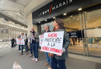 Controverse autour de l’ouverture du magasin SHEIN : protestation citoyenne à Paris. Controverse autour de l’ouverture du magasin SHEIN : des manifestants protestent devant le BHV Marais à Paris.