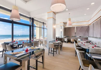 Café de la Grande Plage au casino Barrière Biarritz. Restaurant du casino Barrière Biarritz avec vue sur l’océan.