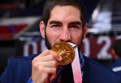 Nikola Karabatic champion olympique à Tokyo. Nikola Karabatic embrassant sa médaille d’or olympique.