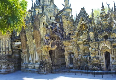 Vue de la façade est du Palais idéal du facteur Cheval. Façade est du Palais idéal du facteur Cheval.