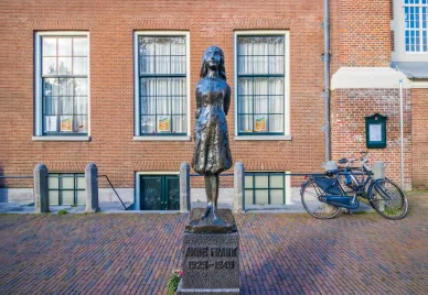 Statue Anne Frank près de la Maison Anne Frank. Statue près de la Maison Anne Frank à Amsterdam.