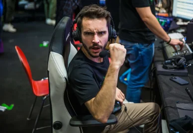 Domingo lors d’un événement e-sport. Domingo commentateur e-sport au casque.