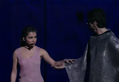 Julie Zenatti et Patrick Fiori dans une mise en scène de Notre-Dame de Paris.