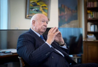 Jean-Claude Gaudin en entretien, adoptant une posture de réflexion politique.