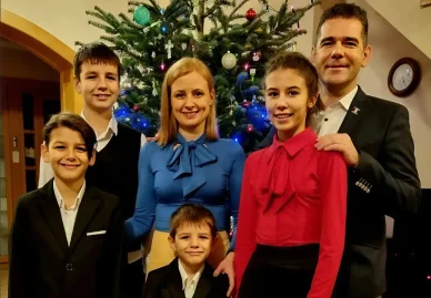 Novák Előd és Dúró Dóra a gyerekekkel együtt Dúró Dóra gyerekei