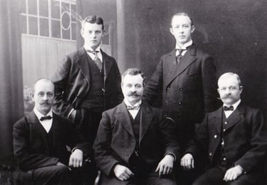 Ett familjefoto på Alfred August Åbergs söner. Från vänster: Paulus Sigfrid, Nils Otto Bernhard, Carl August Julius, Bror Gustaf, Alexander Josef.