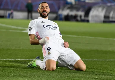 Karim Benzema glissade avec le Real Madrid.