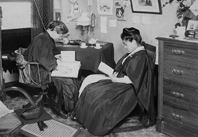 ブリンマー大学在学中の津田梅子(1889-1892年) ブリンマー大学在学中の津田梅子(1889-1892年)