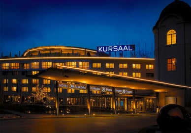 Bern Grand Casino bei Nacht mit festlich beleuchteter Fassade