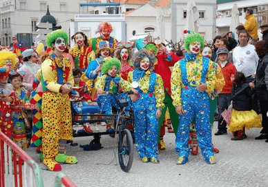 Carnaval de Sesimbra: desfiles de palhaços e atmosfera festiva