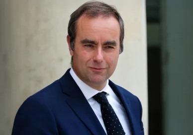 Sébastien Lecornu s’exprime lors d’une conférence de presse. Sébastien Lecornu souriant lors d’une conférence de presse à Paris.