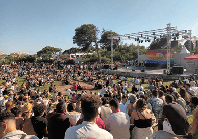 Ambiente do festival de música à beira-mar