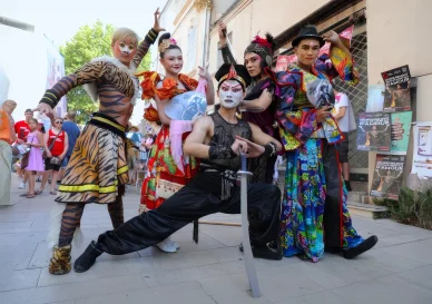 Artistes costumés dans les rues pendant le Festival d’Avignon Off.