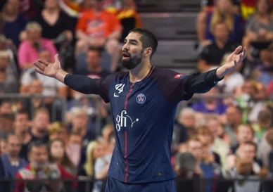 Nikola Karabatic au Paris Saint-Germain. Nikola Karabatic les bras écartés sous le maillot du PSG.