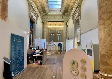 Salle d’exposition et accueil du public au ZOOM de Laval. Intérieur de ZOOM de Laval avec expositions et espace d’accueil.