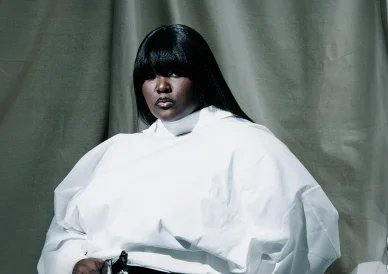 Portrait en noir et blanc de la chanteuse Yseult avec un regard intense.