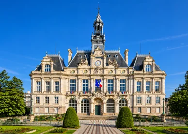 Architecture de l'Hôtel de ville de Limoges. Hôtel de ville de Limoges et son campanile.