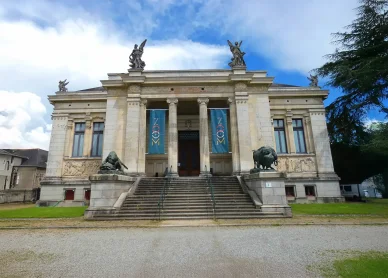 Entrée principale et architecture patrimoniale de ZOOM de Laval. Façade néoclassique du bâtiment historique accueillant ZOOM de Laval.