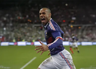 Thierry Henry célébrant un but avec l’équipe de France.