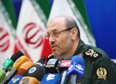 وزير الدفاع الإيراني السابق حسين دهقان يتحدث إلى وسائل الإعلام خلال مؤتمر صحفي رسمي.