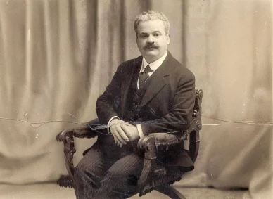 Portrait d'époque en sépia d'Eugène Cornuche, l'un des fondateurs visionnaires à l'origine du Groupe Barrière.