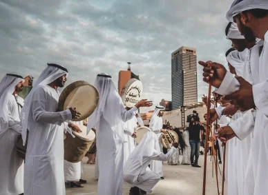 عازفو الطبول التقليديون خلال العطلات في الإمارات العربية المتحدة