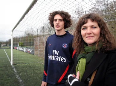 Adrien Rabiot posant avec sa mère au centre d’entraînement du PSG. Adrien Rabiot aux côtés de sa mère Véronique Rabiot.