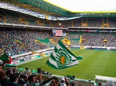 Campo e arquibancadas do estádio