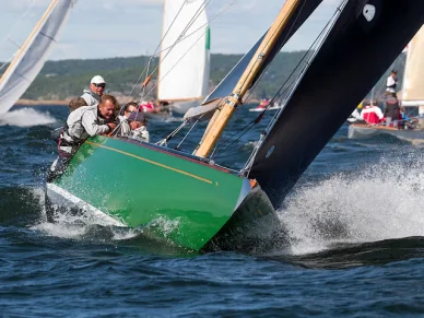 Kong Harald på båten Sira under konkurransen i Oslo Kong Harald på båten Sira under konkurransen i Oslo