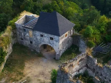 Zrúcaniny hradu Čabraď Čabraď hrad