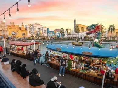 قوارب الطعام في السوق العائم بالقرية العالمية