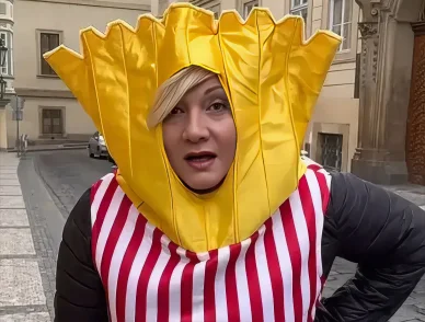 Aleny Schillerové v kostýmu hranolků