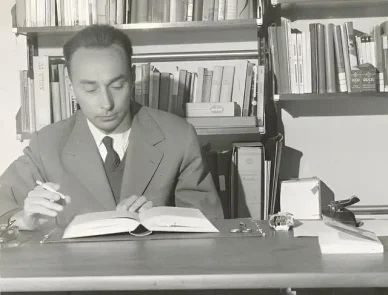 Foto di Primo Levi al lavoro Primo Levi al lavoro