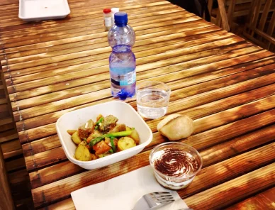 Déjeuner au café de L'Archipel. Repas solidaire à L'Archipel.