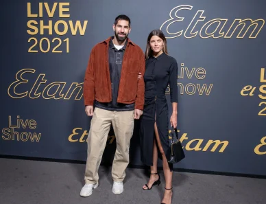 Nikola Karabatic avec sa femme Géraldine Pillet. Nikola Karabatic et son épouse Géraldine Pillet au défilé Etam.