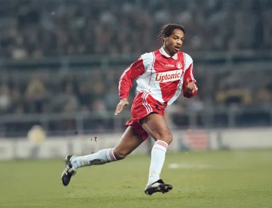 Thierry Henry jouant pour l’AS Monaco en pleine action.