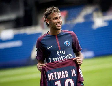 Neymar présentant son maillot du PSG lors de sa signature.